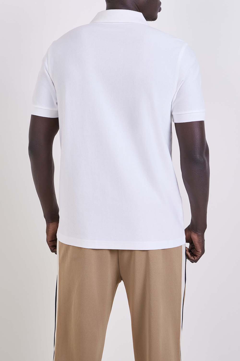 תמונת דוגמן אחורית של חולצת טי בגזרה ישרה