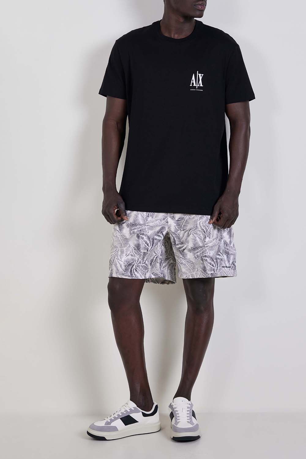 תמונת דוגמן קידמית של נעלי סניקרס