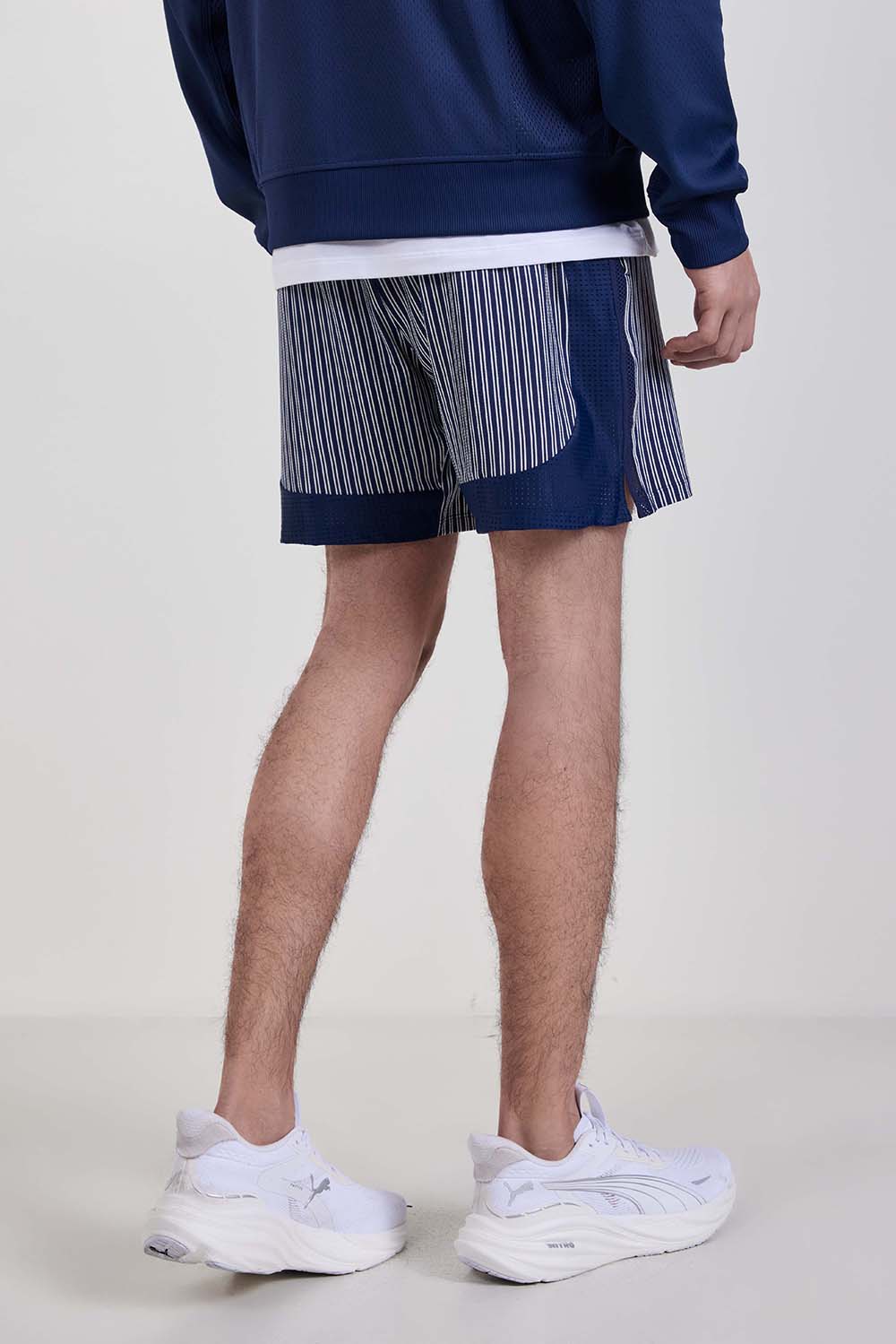 תמונת דוגמן אחורית של Mesh-Panelled Tennis Short 7''