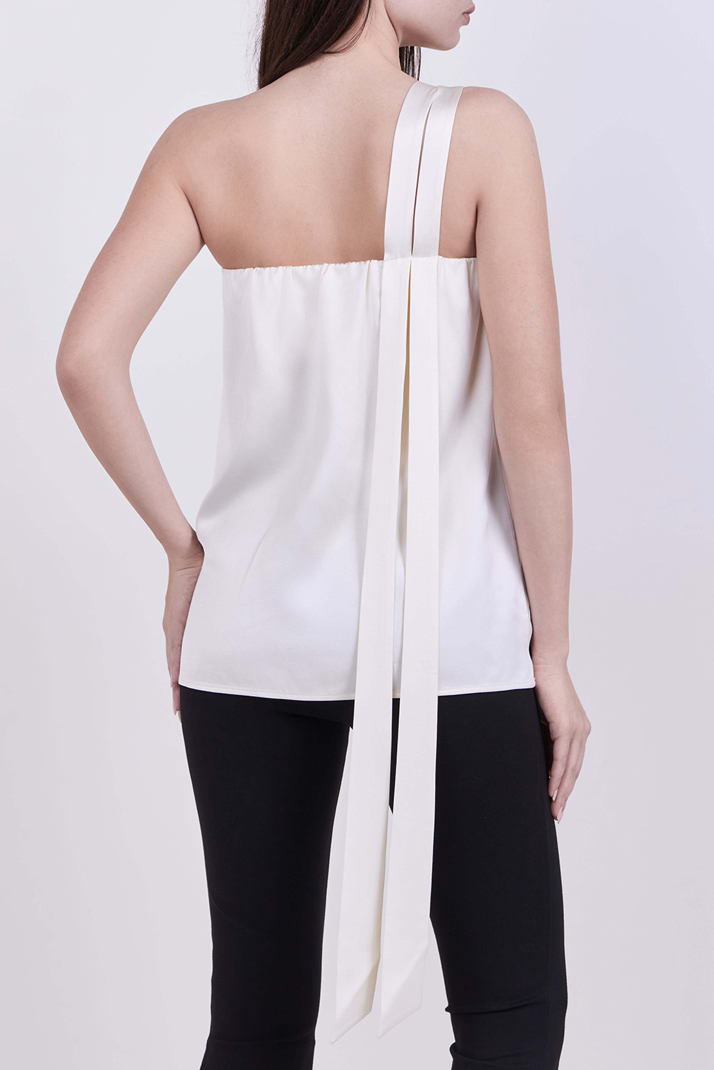 תמונת דוגמן אחורית של טופ וואן-שולדר