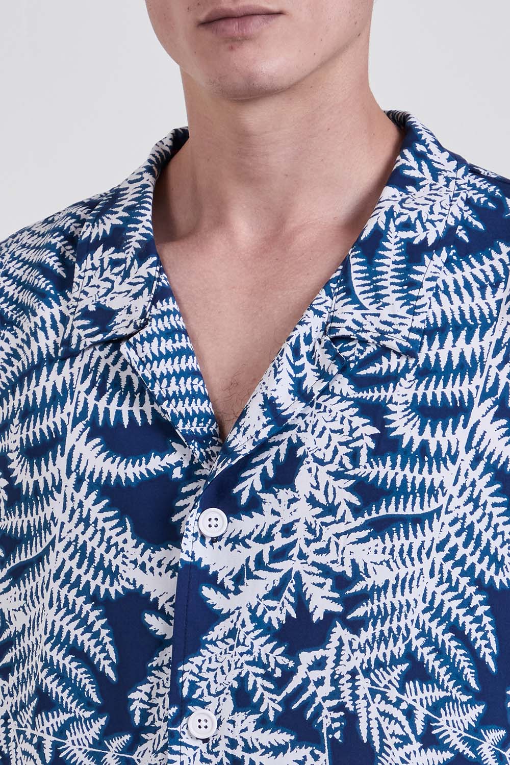 תמונת תקריב דוגמן של חולצה מכופתרת שרוול קצר