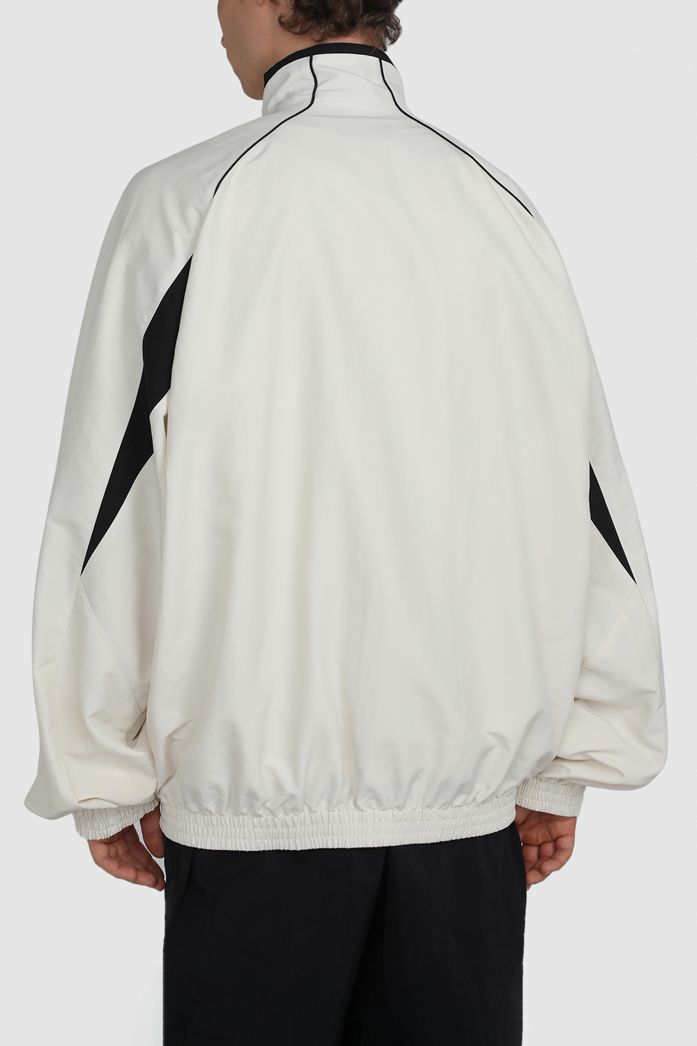 תמונת דוגמן אחורית של מעיל רוח