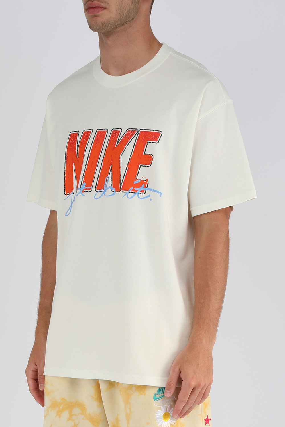 תמונת דוגמן קידמית של חולצת טי לבנה עם פרינט ג'אסט דו איט