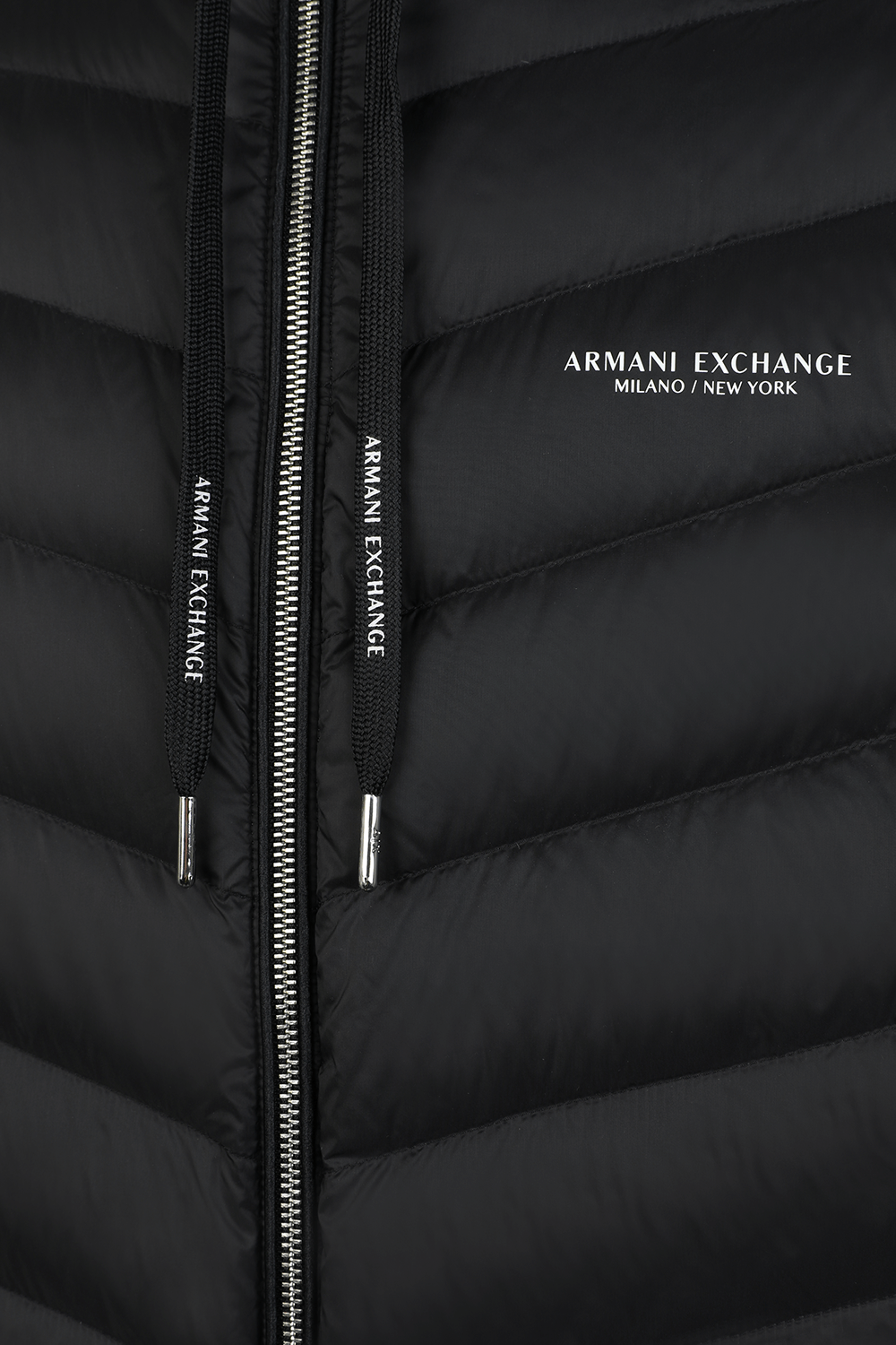 תמונה אחורית של מעיל פאפר בצבע שחור