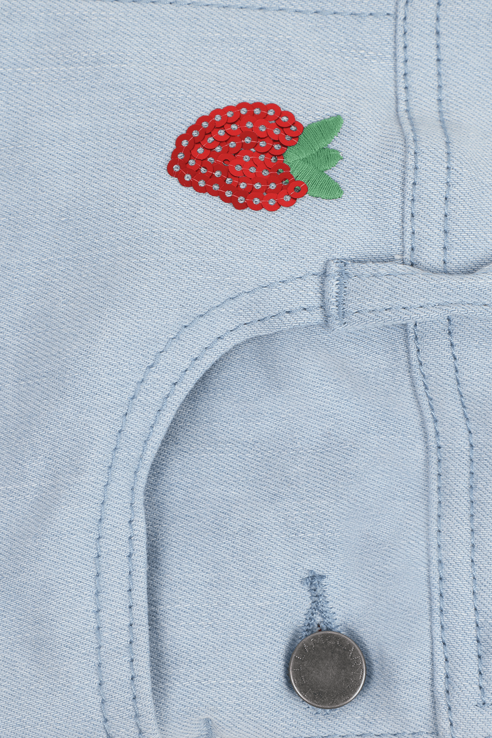 תמונת תקריב של גילאי 4-14 אוברול ג'ינס בהיר עם תותים רקומים