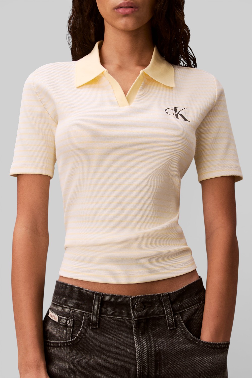 תמונת תקריב דוגמן של חולצת פולו