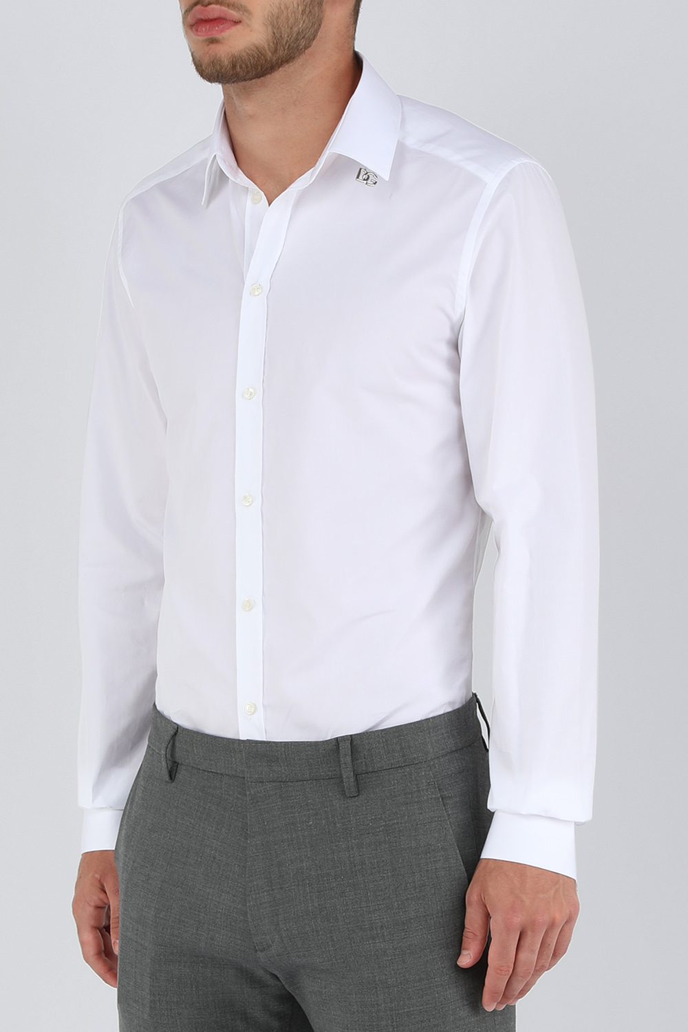 תמונת דוגמן קידמית של חולצה מכופתרת לבנה עם לוגו מטאלי כסוף