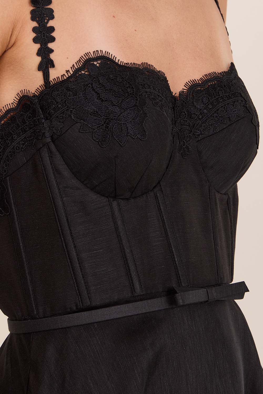 תמונת תקריב דוגמן של שמלת מידי