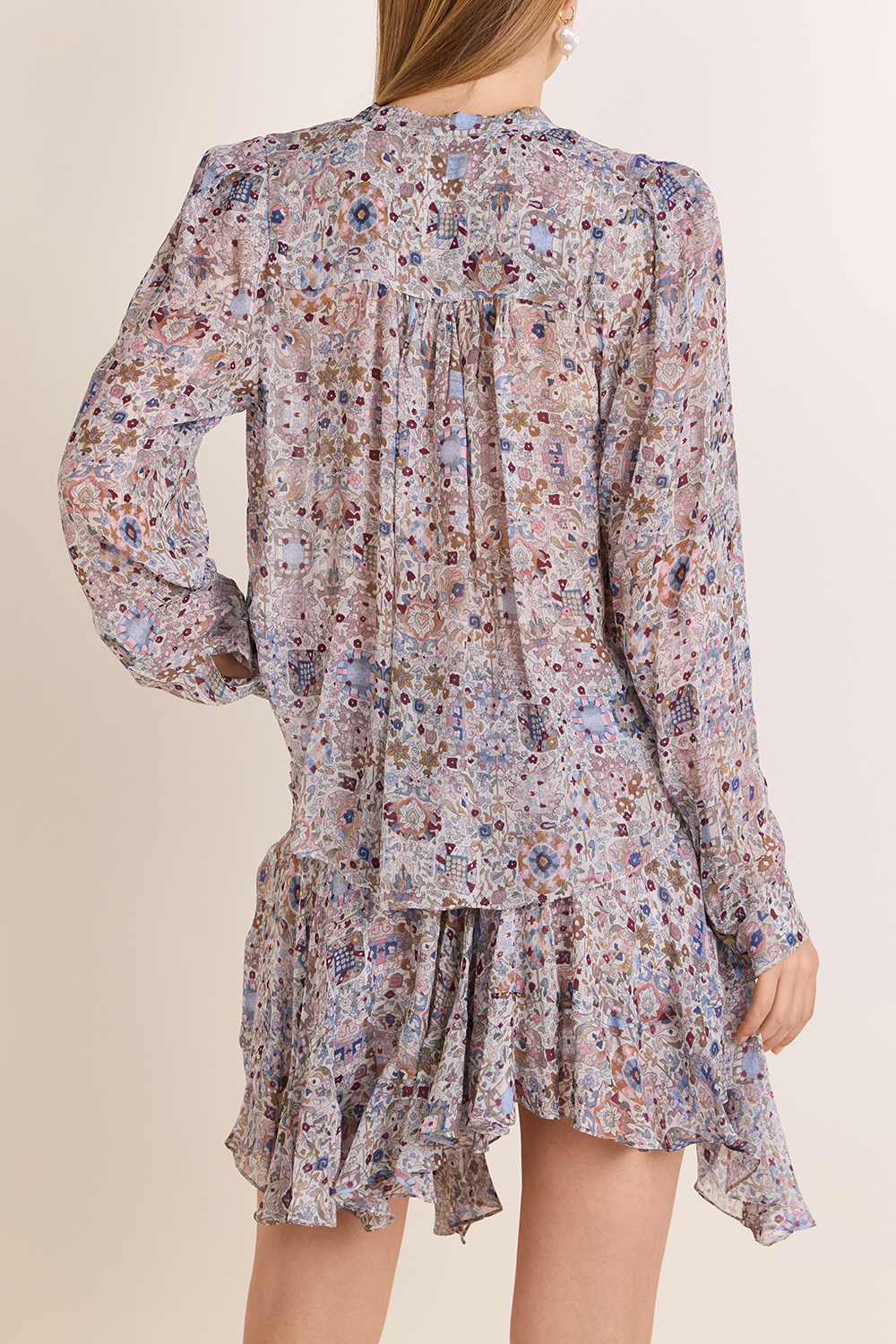 תמונת דוגמן אחורית של חולצה מכופתרת משוחררת