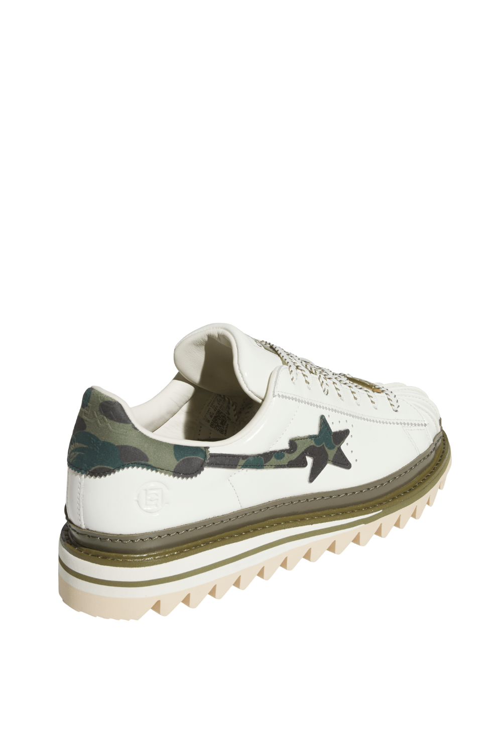 תמונת תקריב של נעלי סניקרס