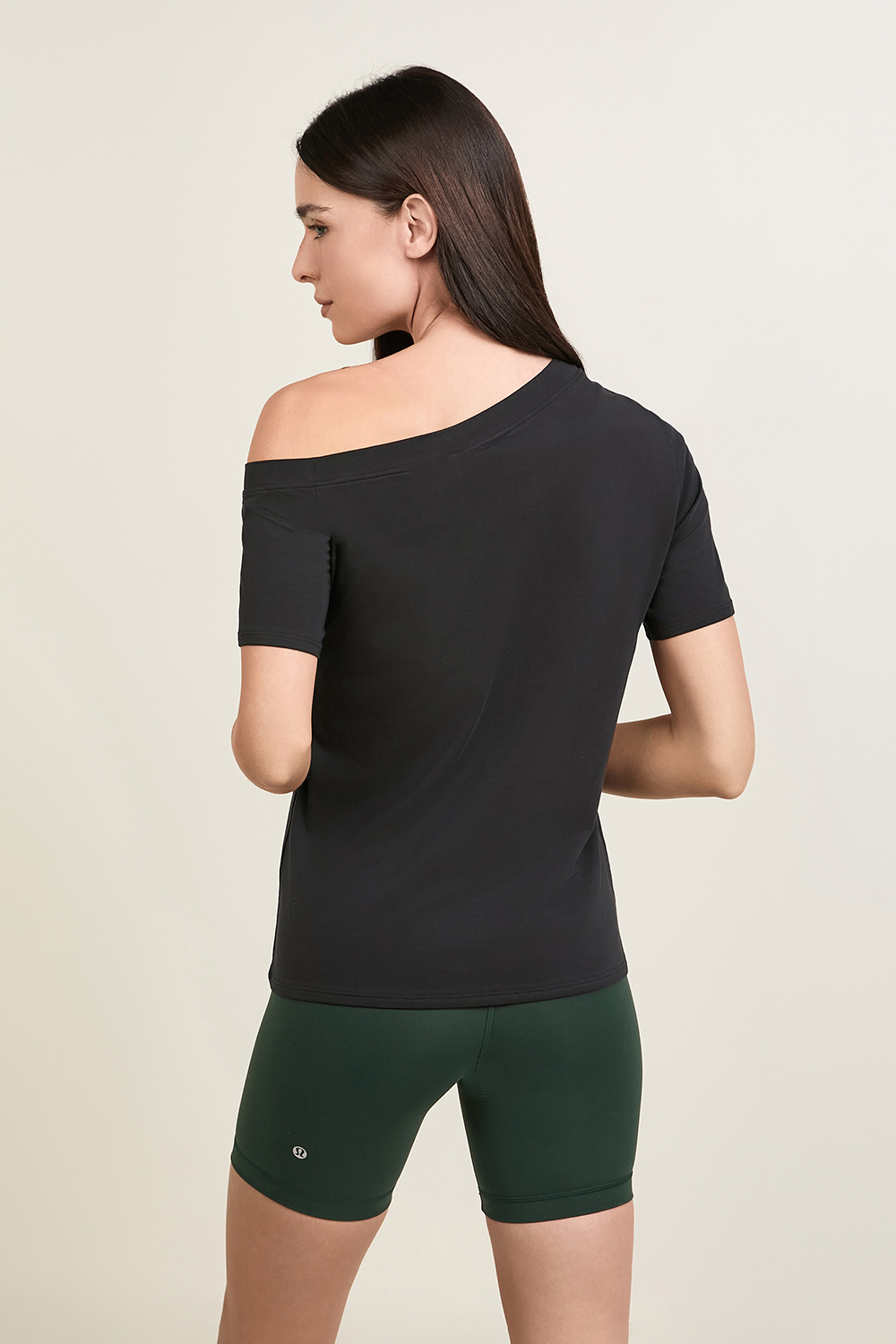 תמונת דוגמן אחורית של Off-The-Shoulder Cotton T-Shirt