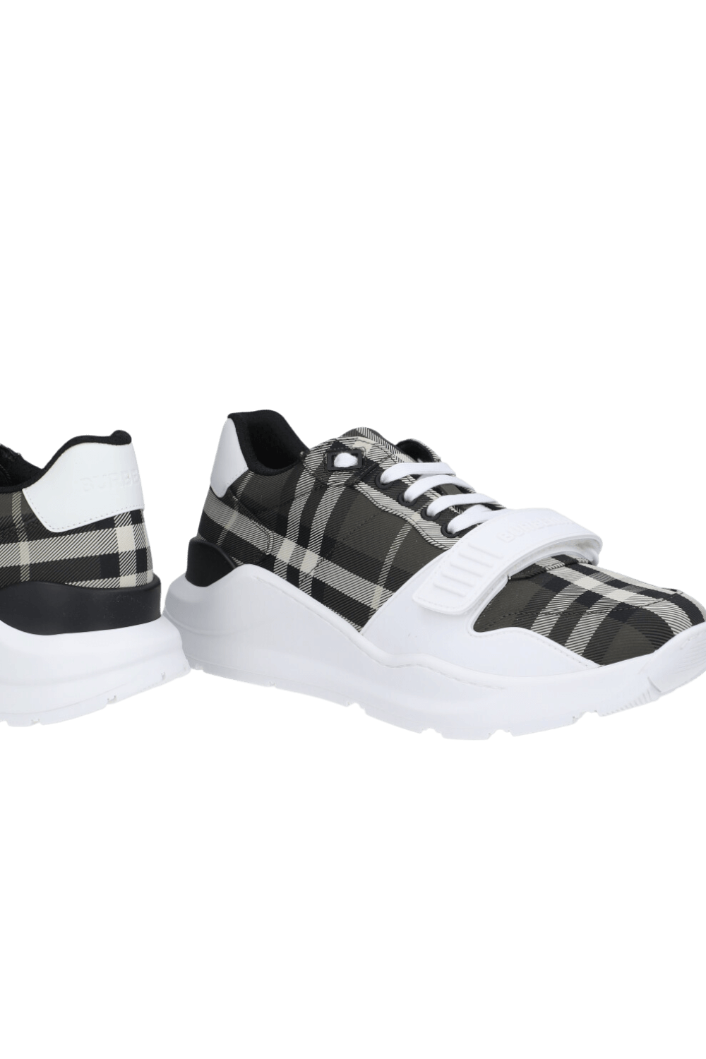 תמונת תקריב של נעלי סניקרס