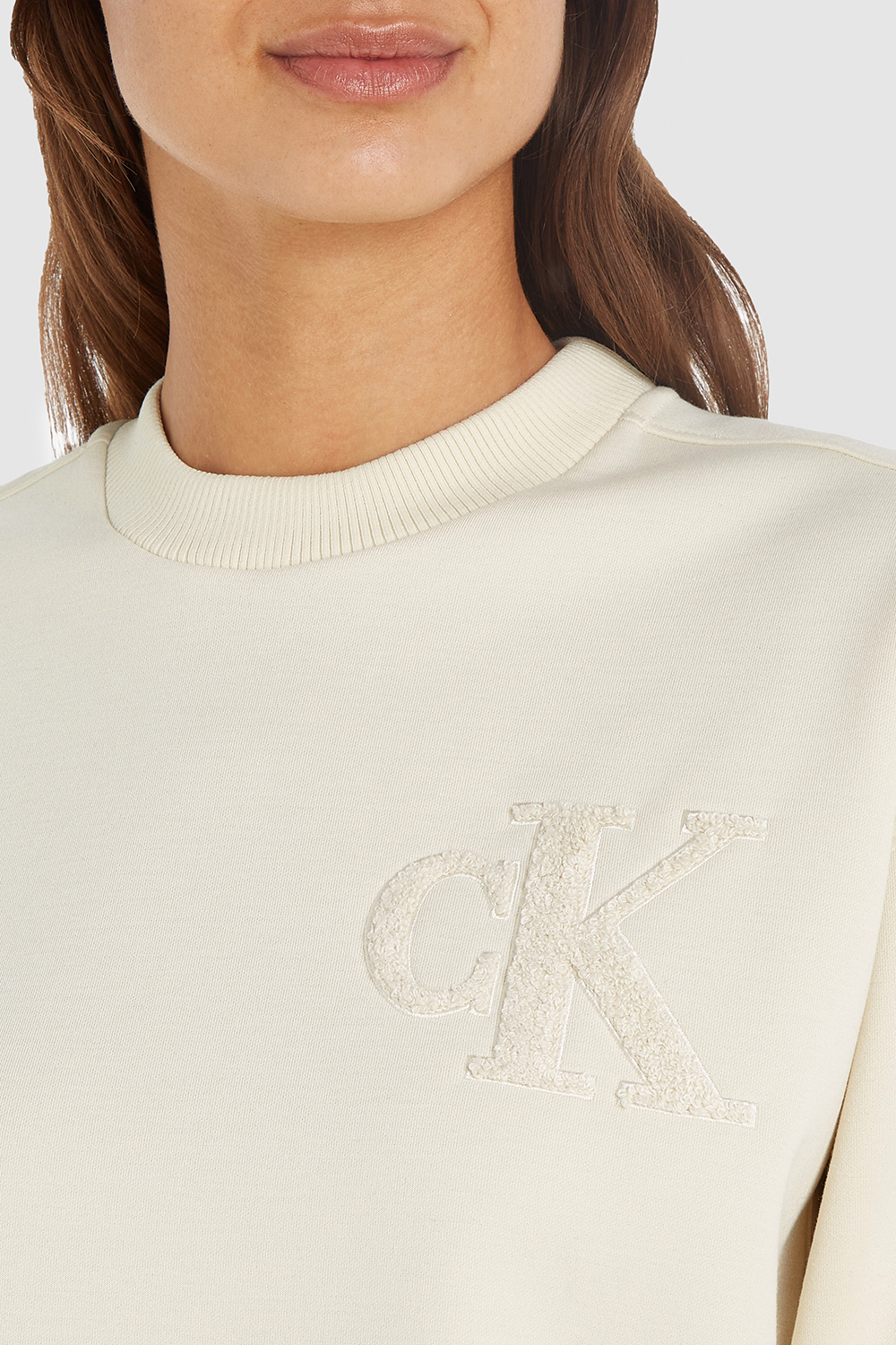 תמונת תקריב דוגמן של סווטשירט עם הדפס רקום