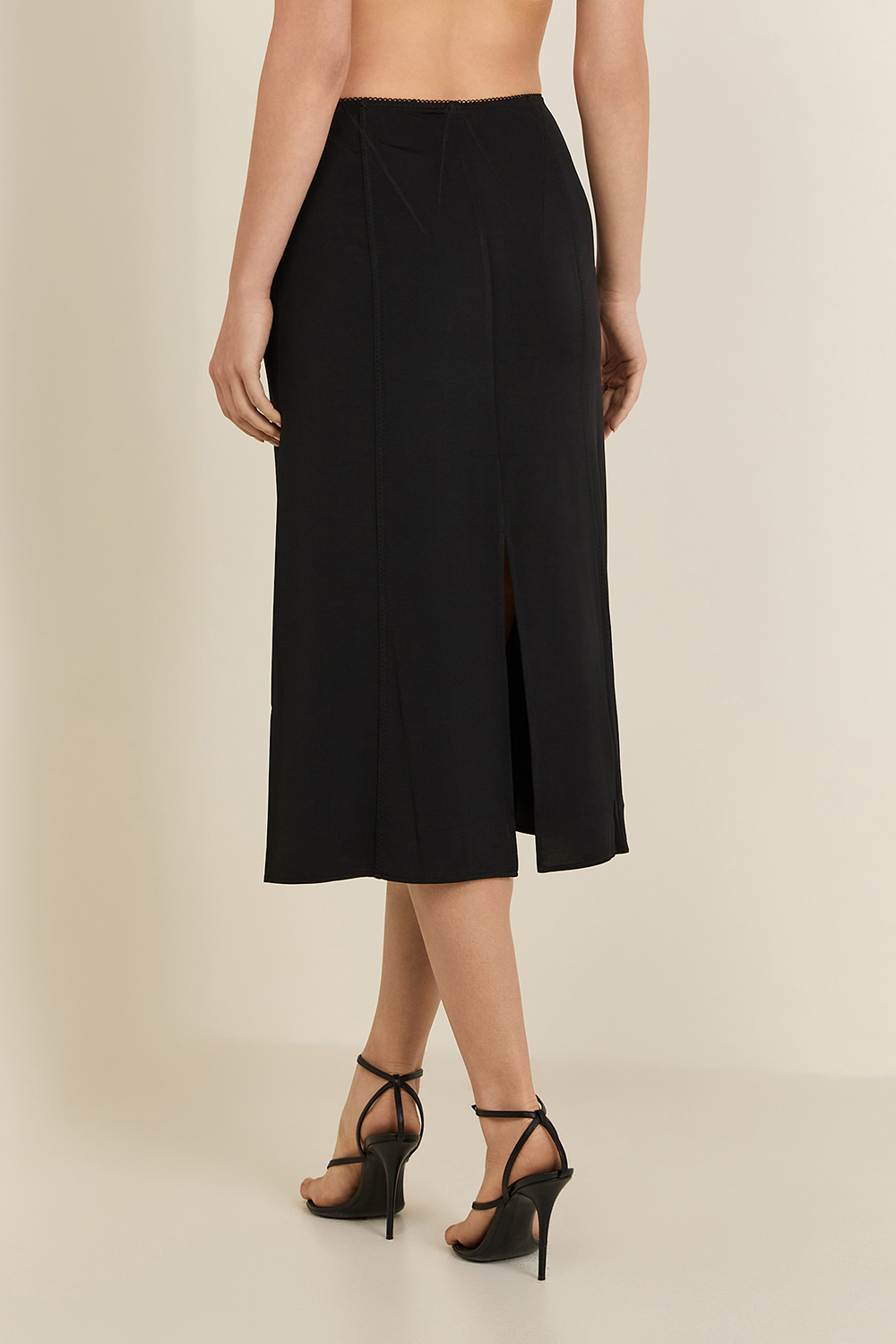 תמונת דוגמן אחורית של חצאית