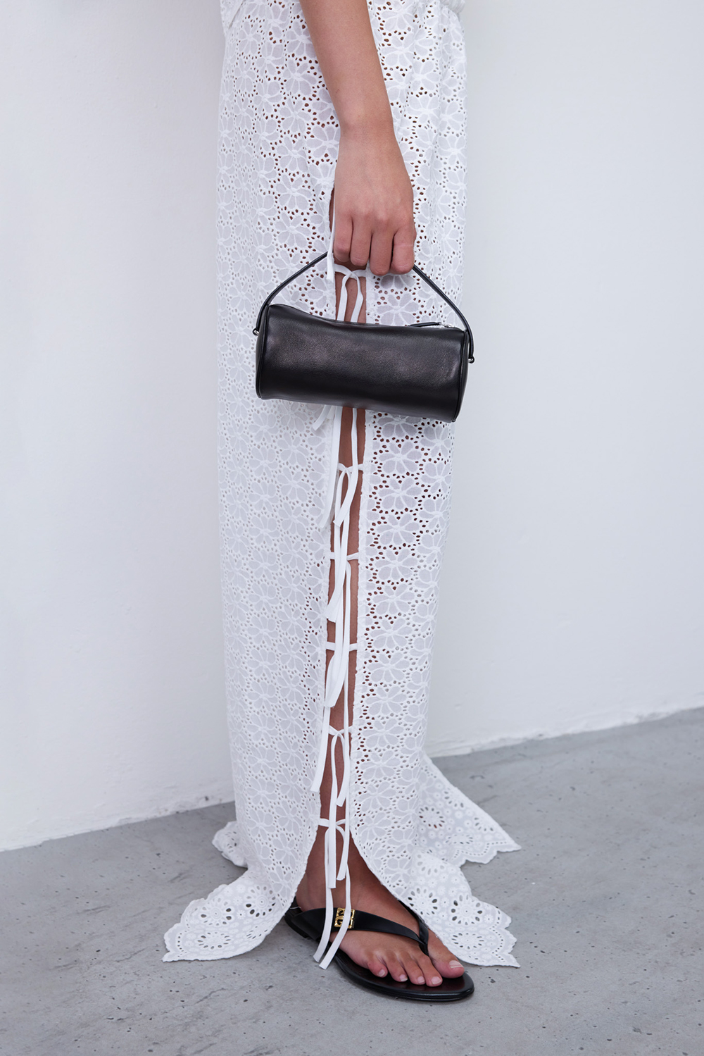 תמונת תקריב דוגמן של מכנסיים בגזרה משוחררת