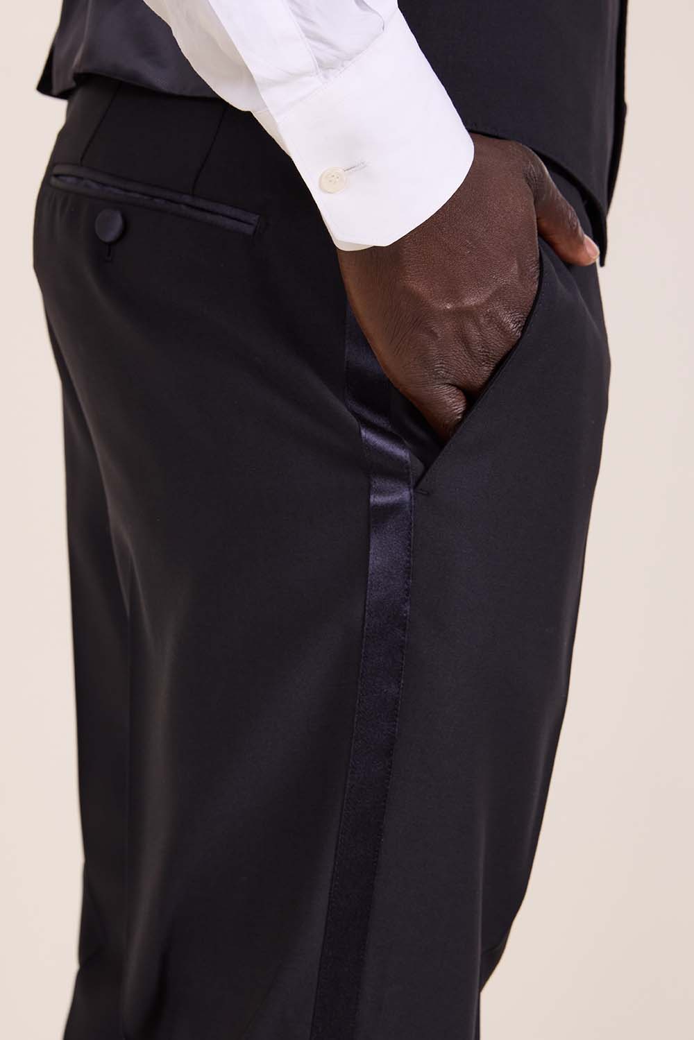 חליפת שלושה חלקים מחוייטת