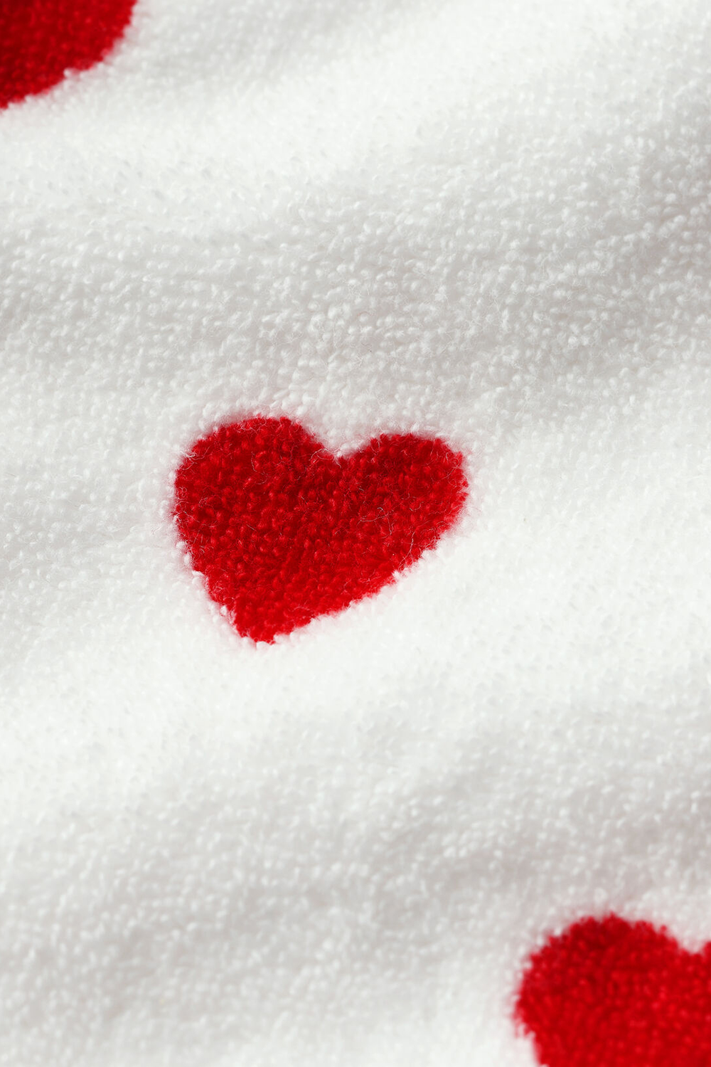 תמונת תקריב של גלימת מגבת עם לבבות