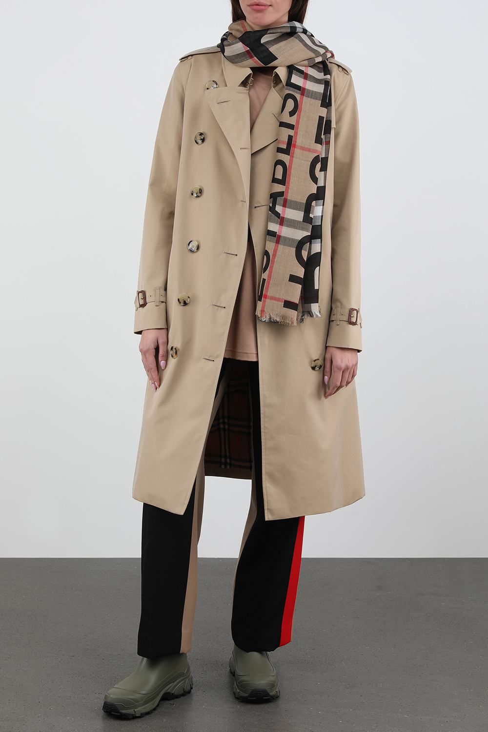 תמונת דוגמן קידמית של צעיף משבצות ברברי בגווני חום ושחור