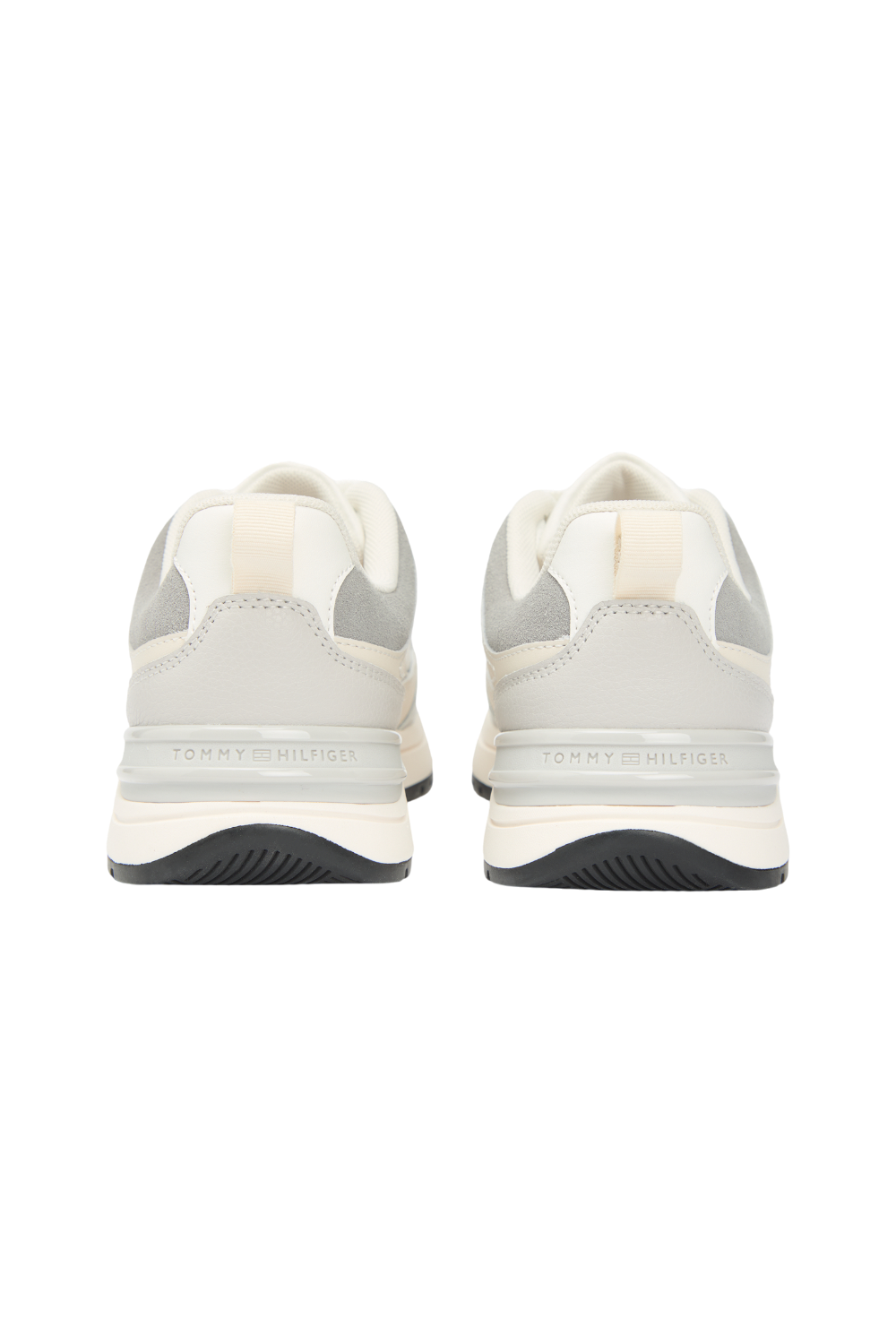 תמונת תקריב של נעלי סניקרס