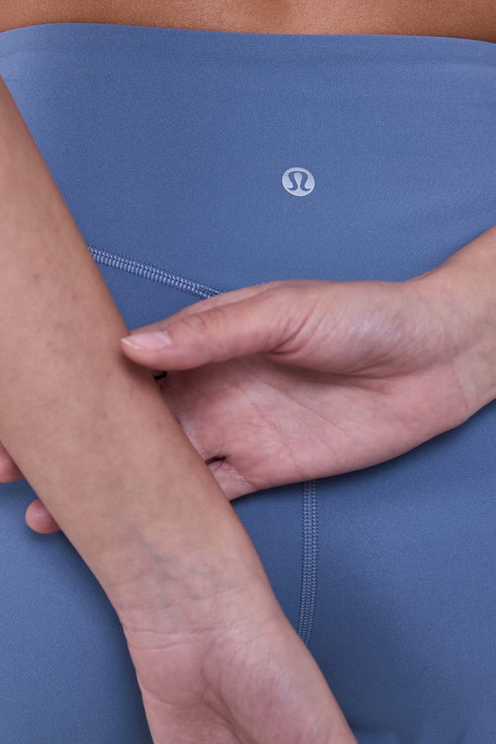 תמונת תקריב דוגמן של lululemon Align&trade; High-Rise Jogger Regular