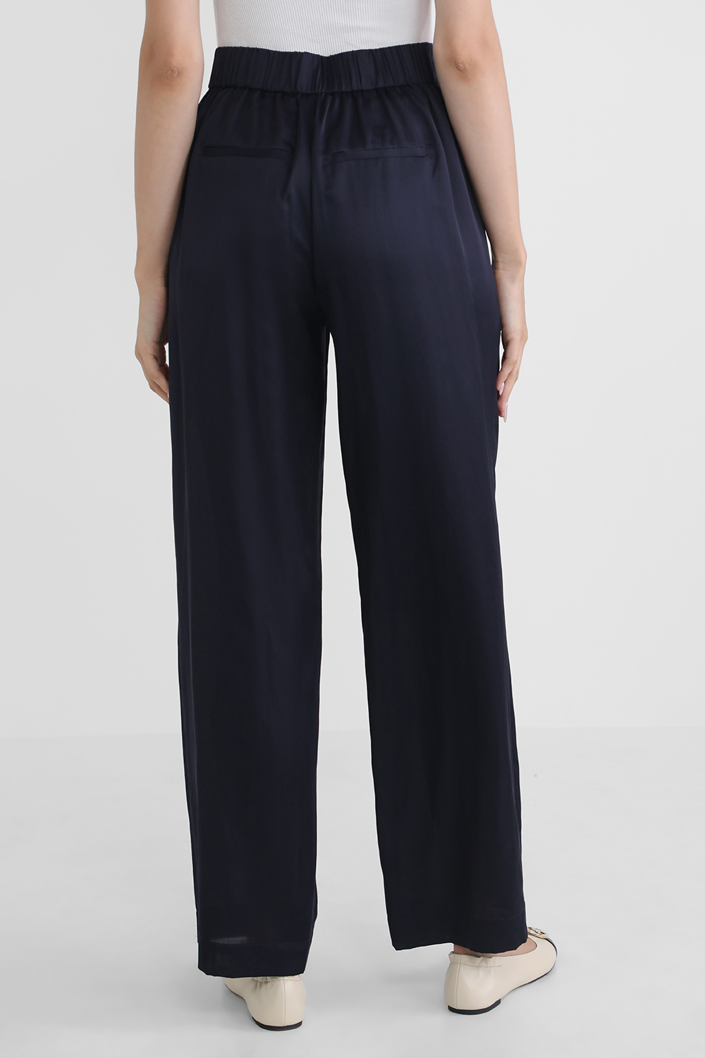 תמונת דוגמן אחורית של מכנסי אלגנט