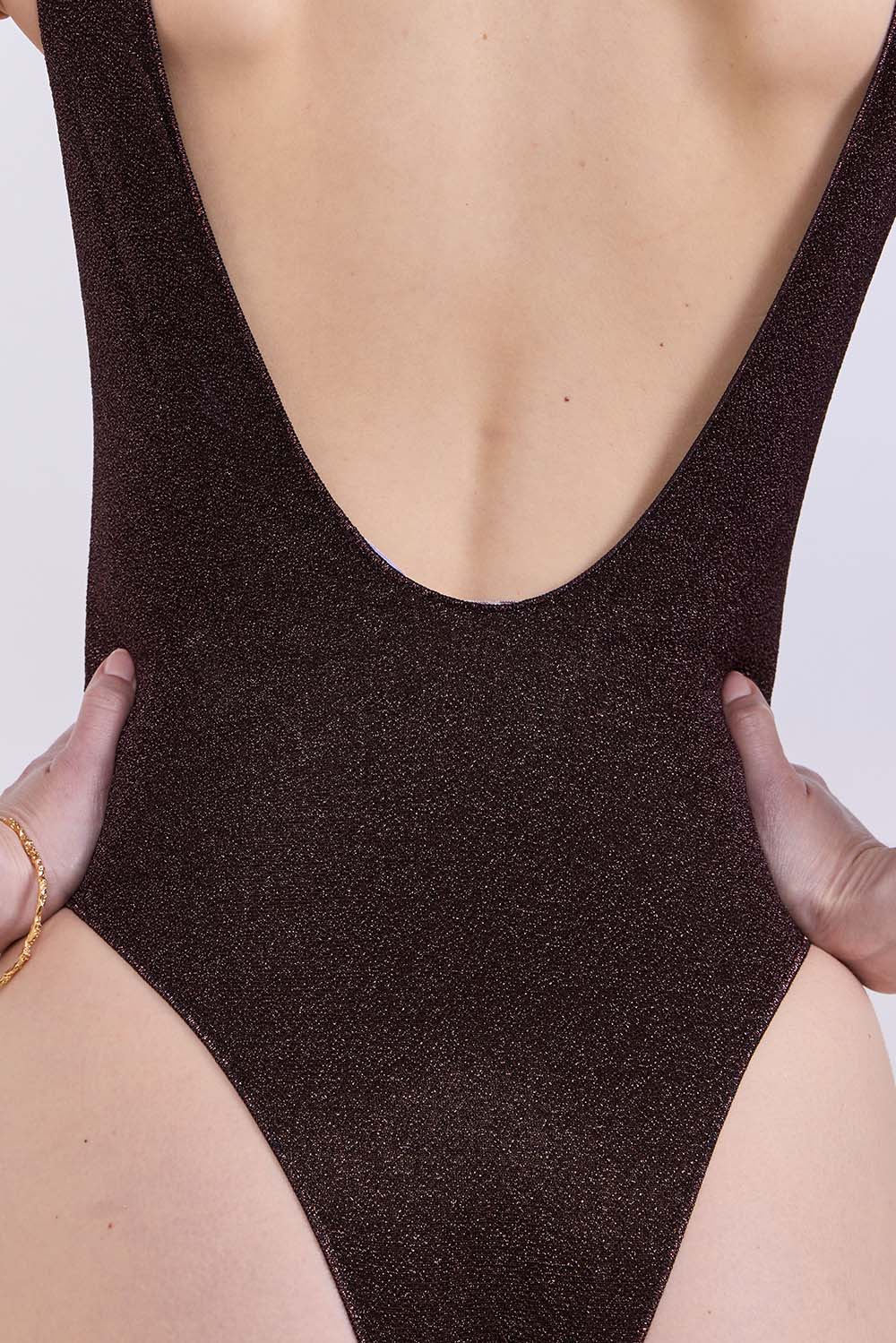 תמונת תקריב דוגמן של בגד ים שלם לומאר