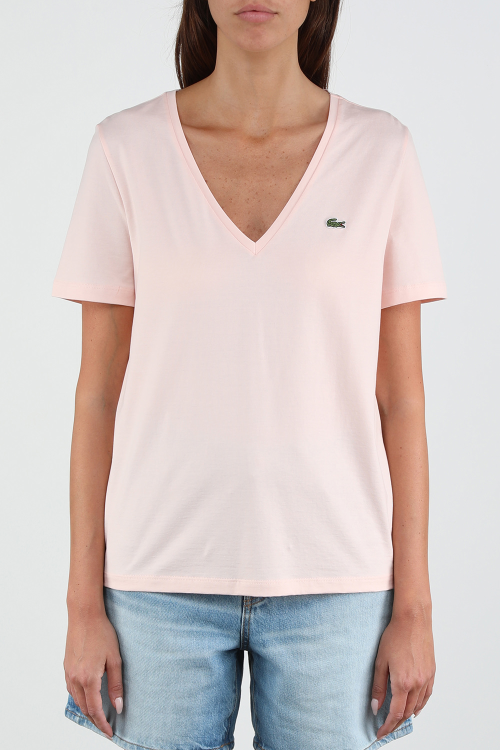 תמונת דוגמן קידמית של חולצת טי עם צווארון וי עם לוגו רקום