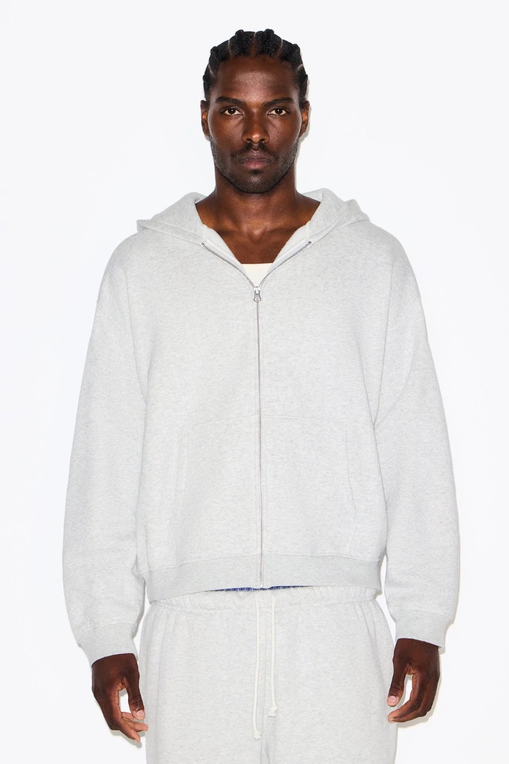 תמונת דוגמן קידמית של RELAXED ZIP UP HOODIE