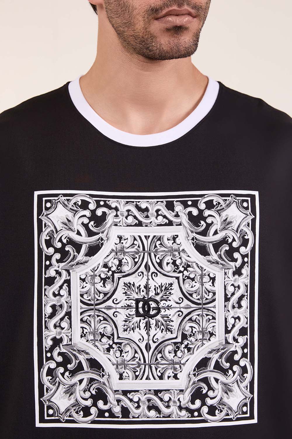 תמונת תקריב דוגמן של חולצת טי מג'וליקה