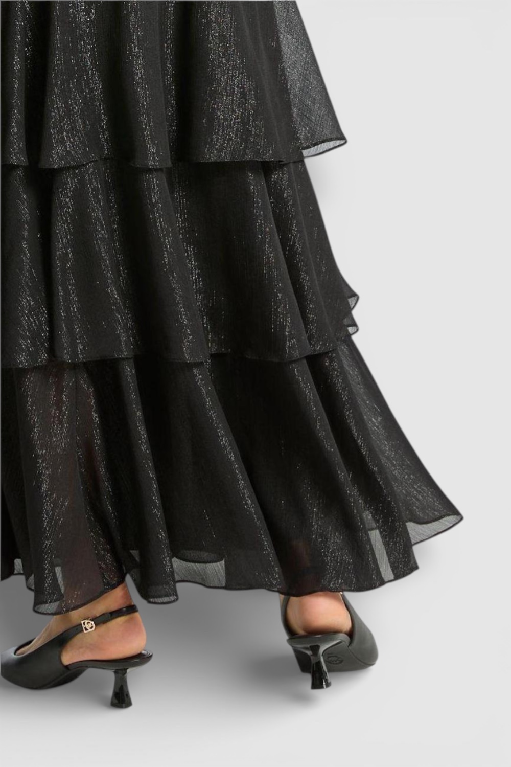 תמונת תקריב דוגמן של שמלת מקסי מלמלות