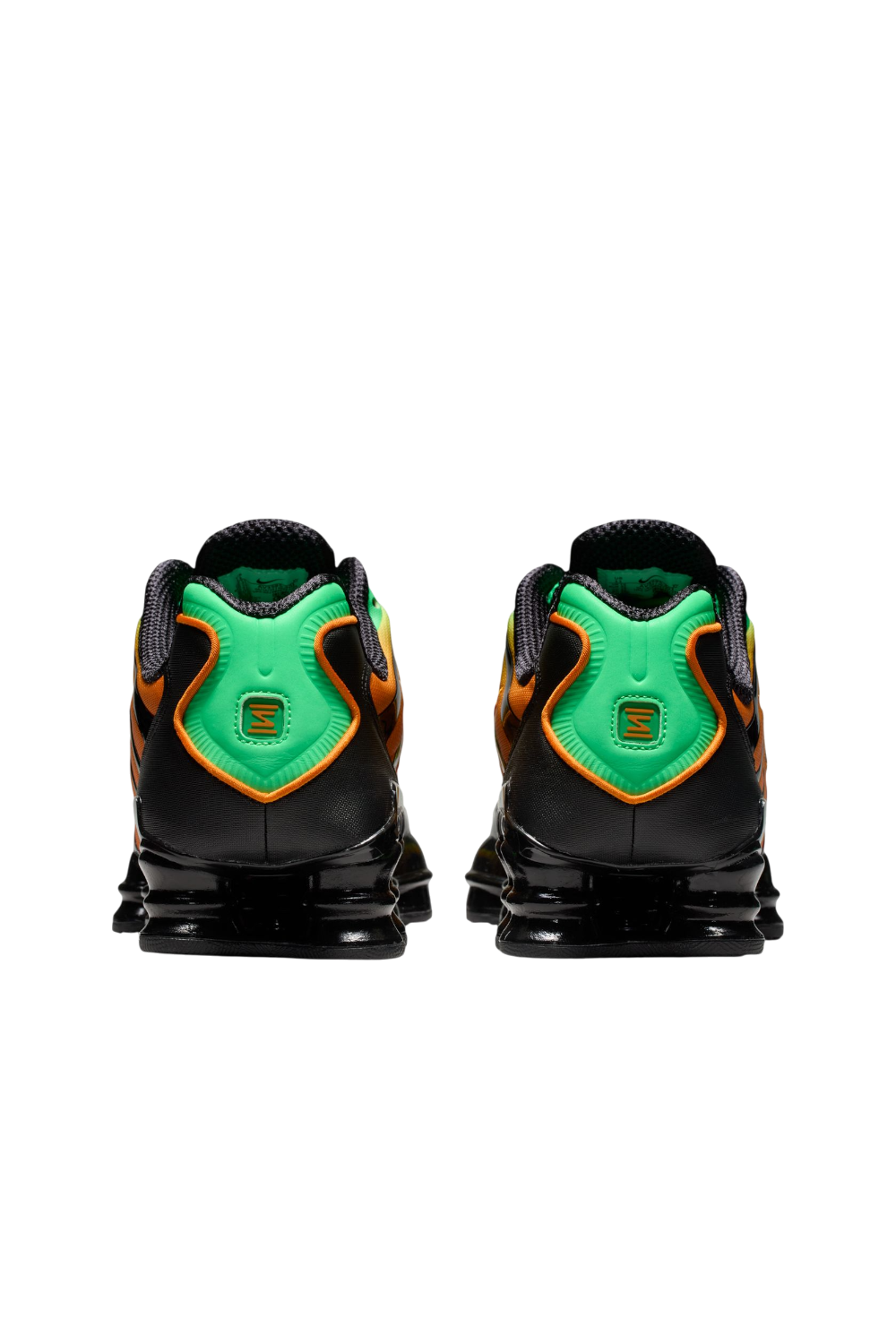 תמונת תקריב של נעלי סניקרס שוקס טי.אל מיאמי