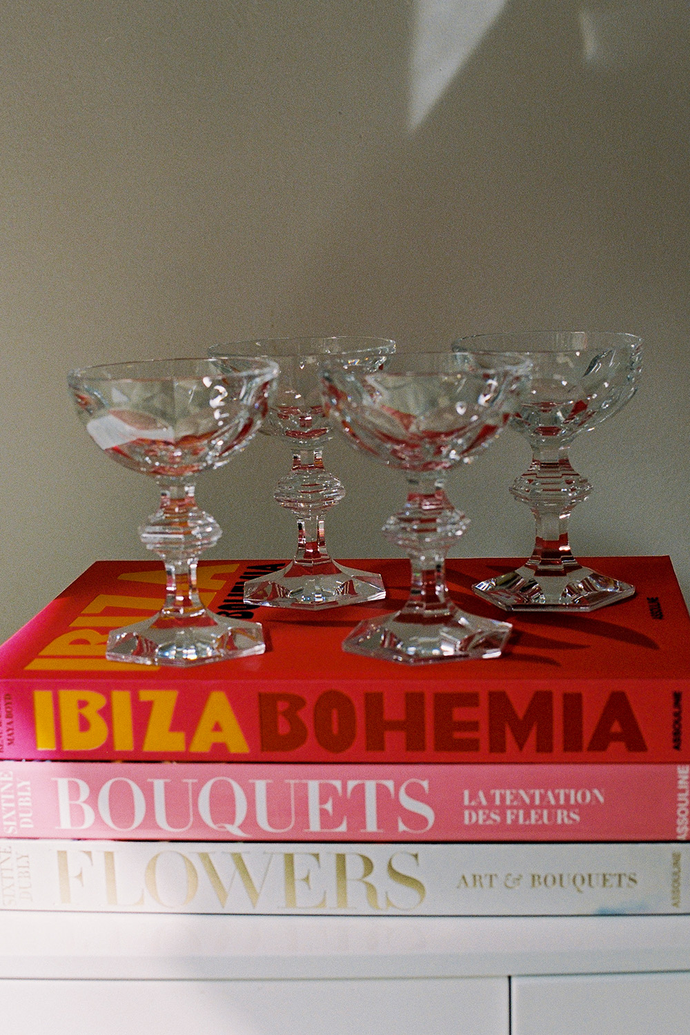 תמונת אווירה של סט שתי כוסות קוקטייל מקריסטל שקוף