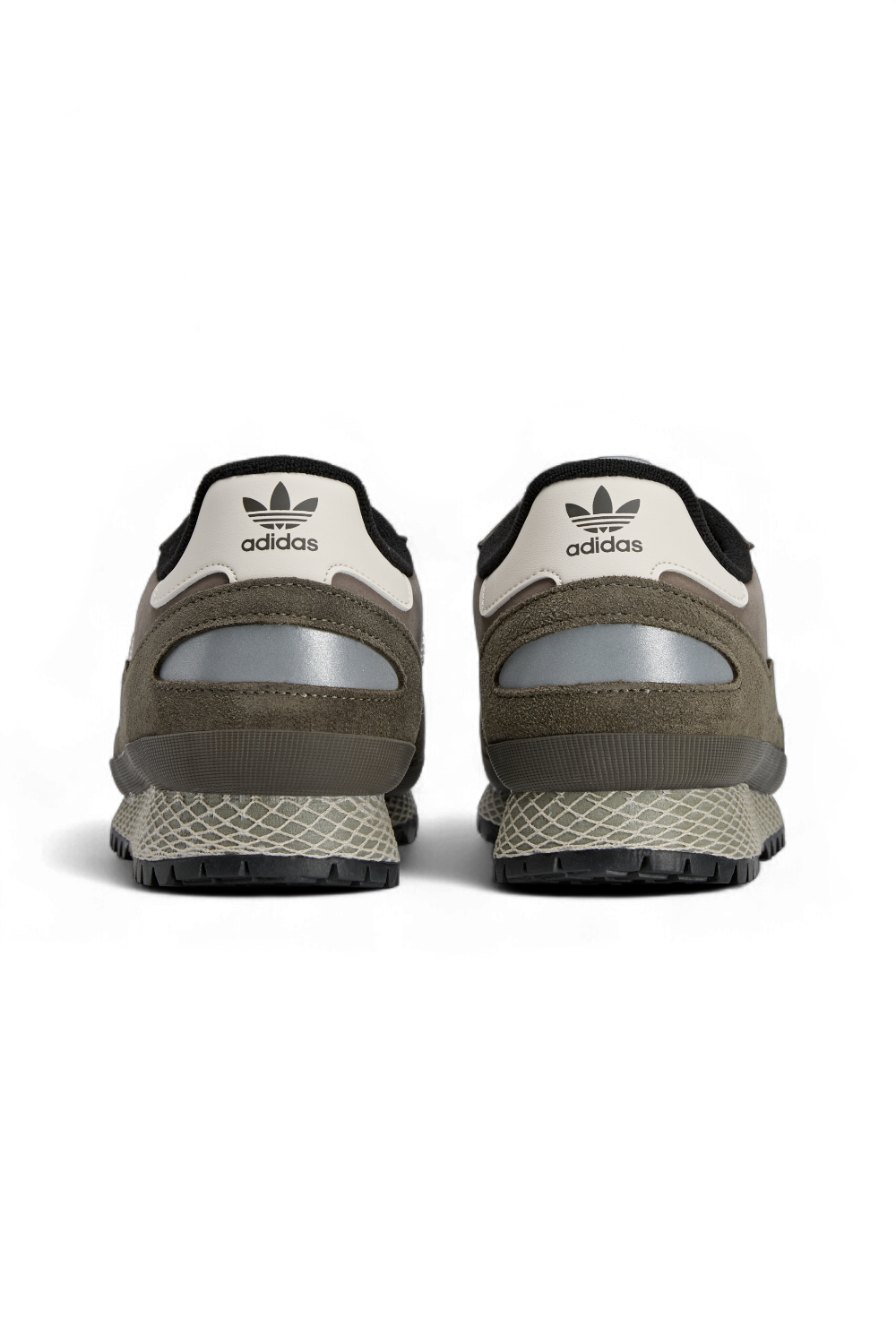 תמונת תקריב של נעלי סניקרס