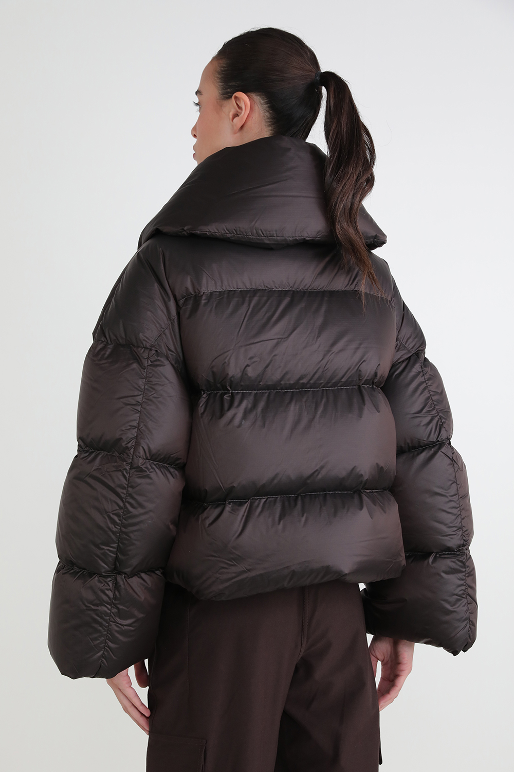 תמונת דוגמן אחורית של Down-Filled Puffer Jacket