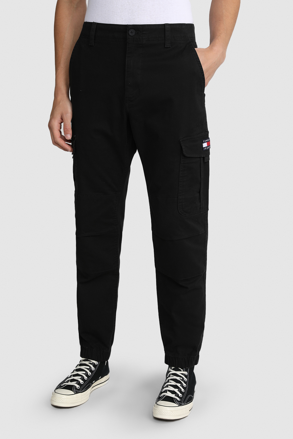 תמונת דוגמן קידמית של מכנסי קרגו מכותנה אורגנית