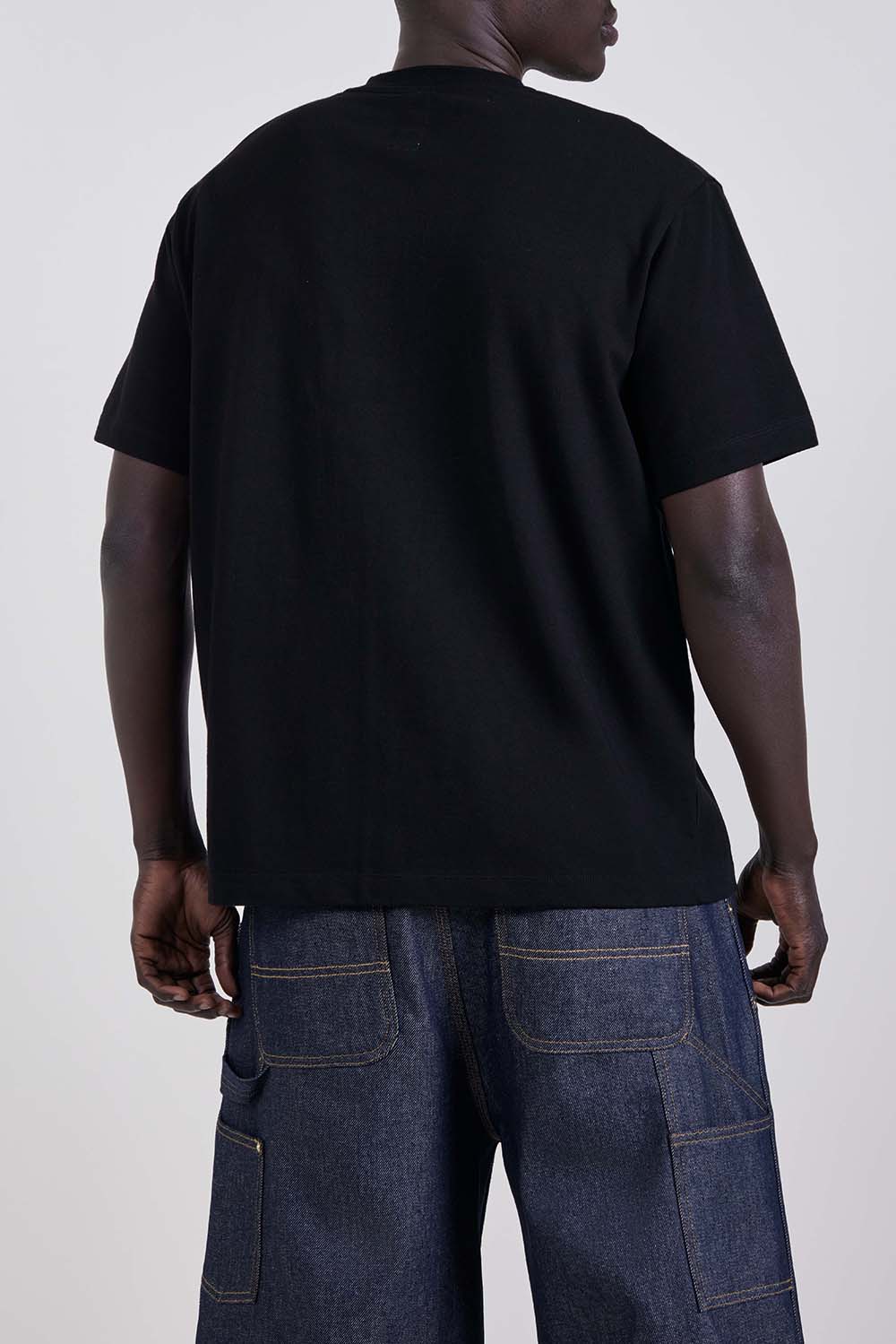 תמונת דוגמן אחורית של חולצת טי