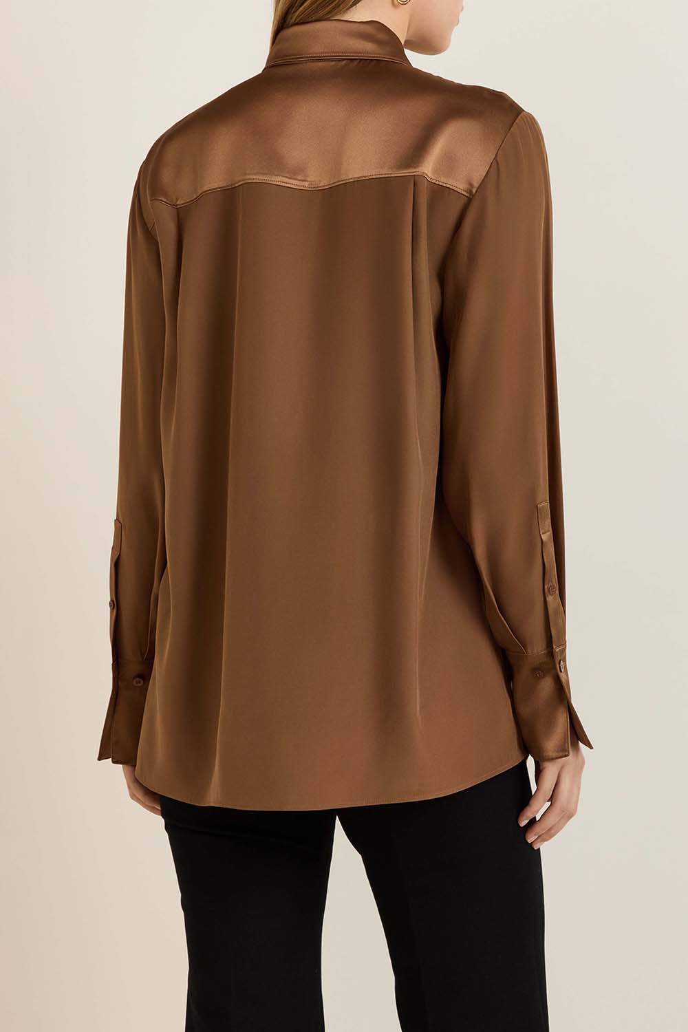 תמונת דוגמן אחורית של חולצה מכופתרת