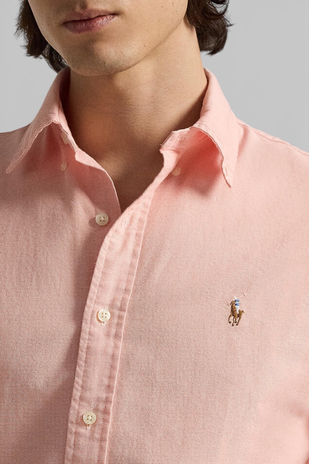 תמונת תקריב דוגמן של חולצה מכופתרת