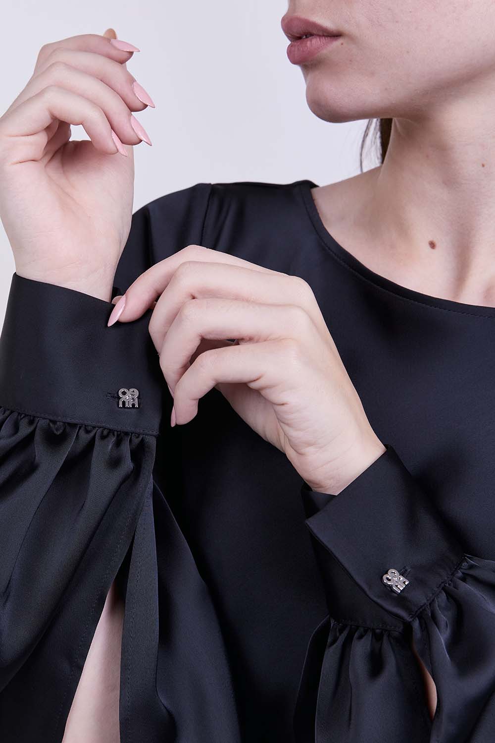 תמונת תקריב דוגמן של שמלת מידי