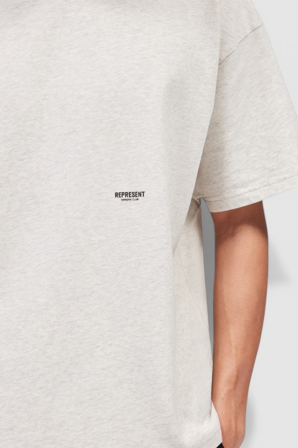 תמונת תקריב דוגמן של חולצת טי אוברסייז