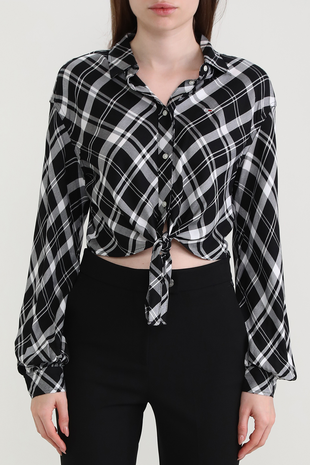 תמונת דוגמן קידמית של חולצה מכופתרת משובצת עם אלמנט קשירה