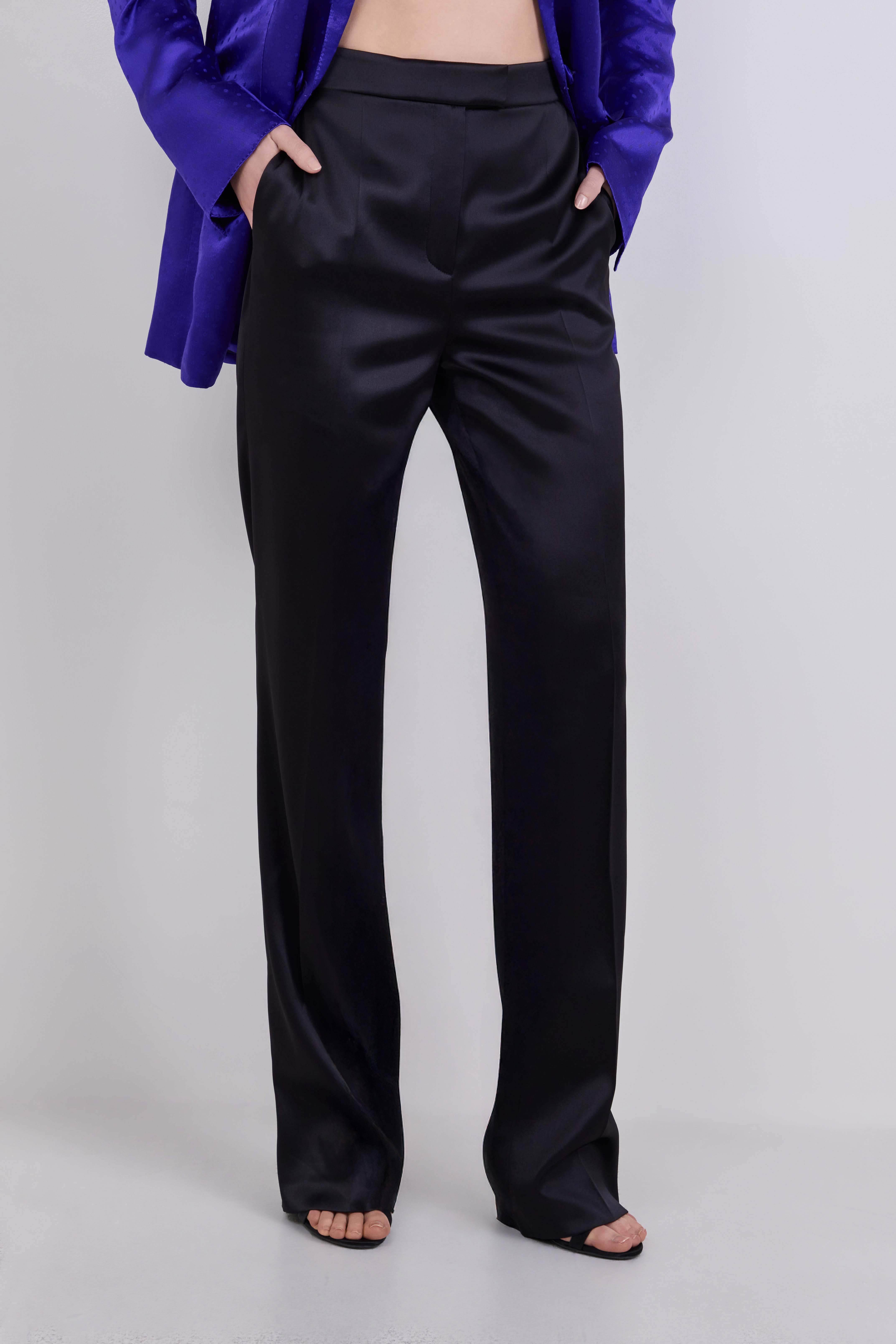 תמונת דוגמן קידמית של מכנסיים מחוייטים