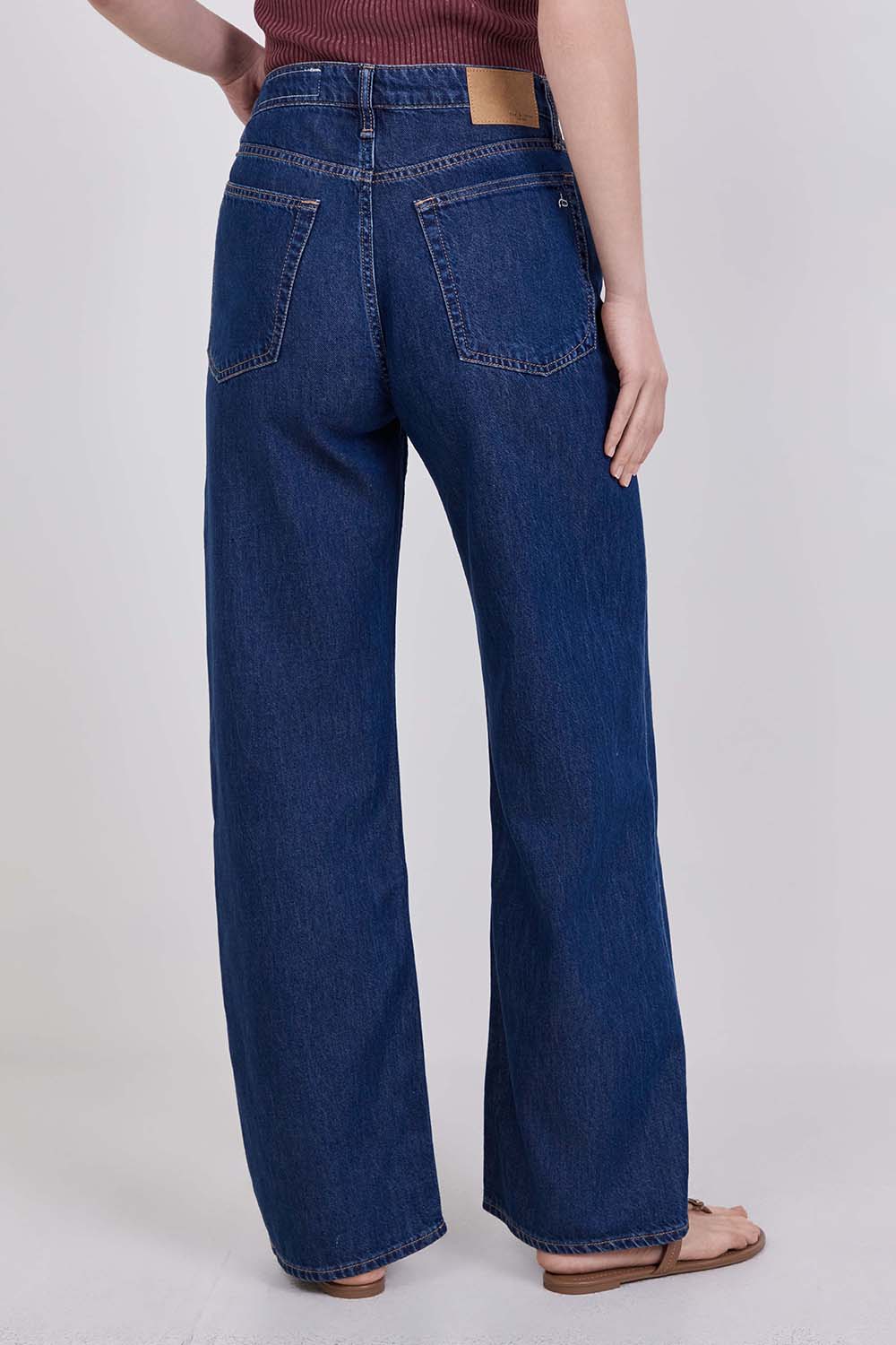 תמונת דוגמן אחורית של מכנסי ג'ינס לוגן בגזרה רחבה