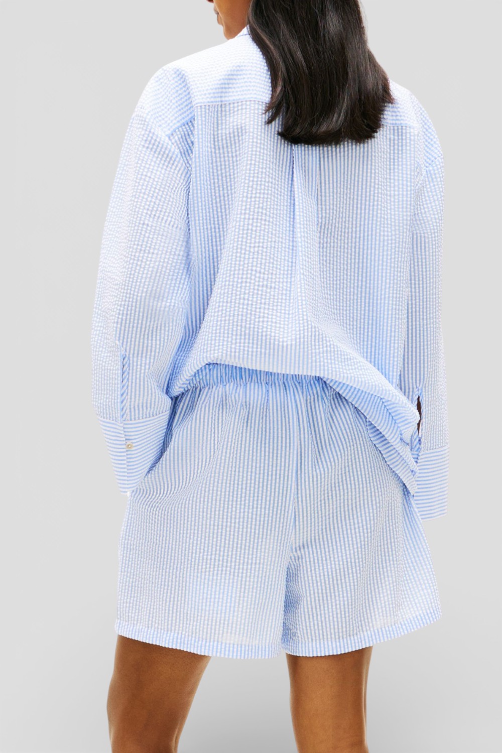 תמונת דוגמן אחורית של חולצה מכופתרת בגזרת אוברסייז