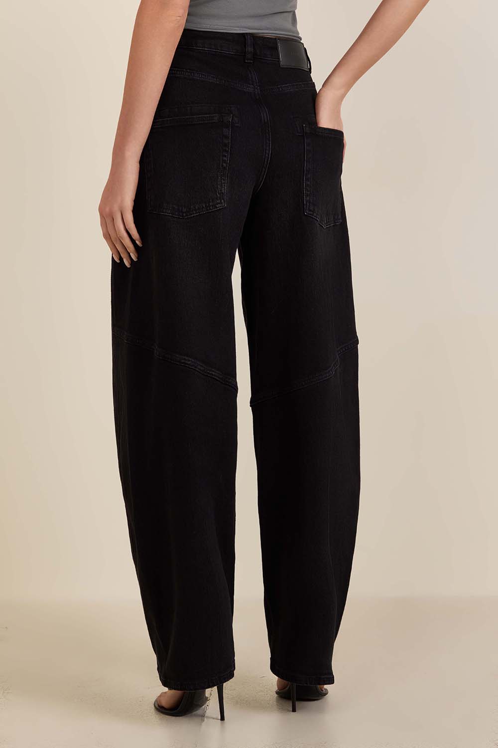 תמונת דוגמן אחורית של מכנסי ג'ינס בגזרת בלון