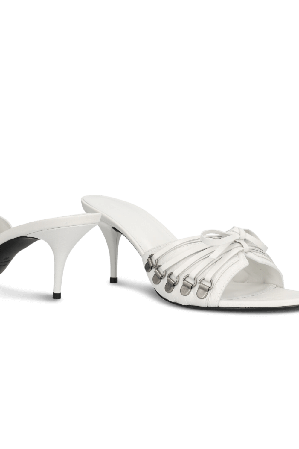 תמונת תקריב של כפכפי עקב קגול