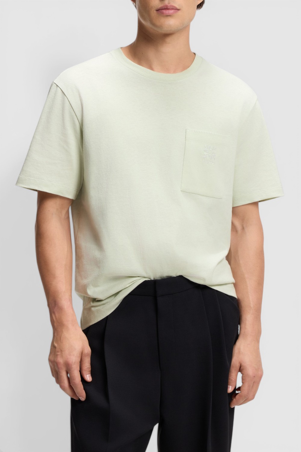 תמונת דוגמן קידמית של חולצת טי בגזרה משוחררת