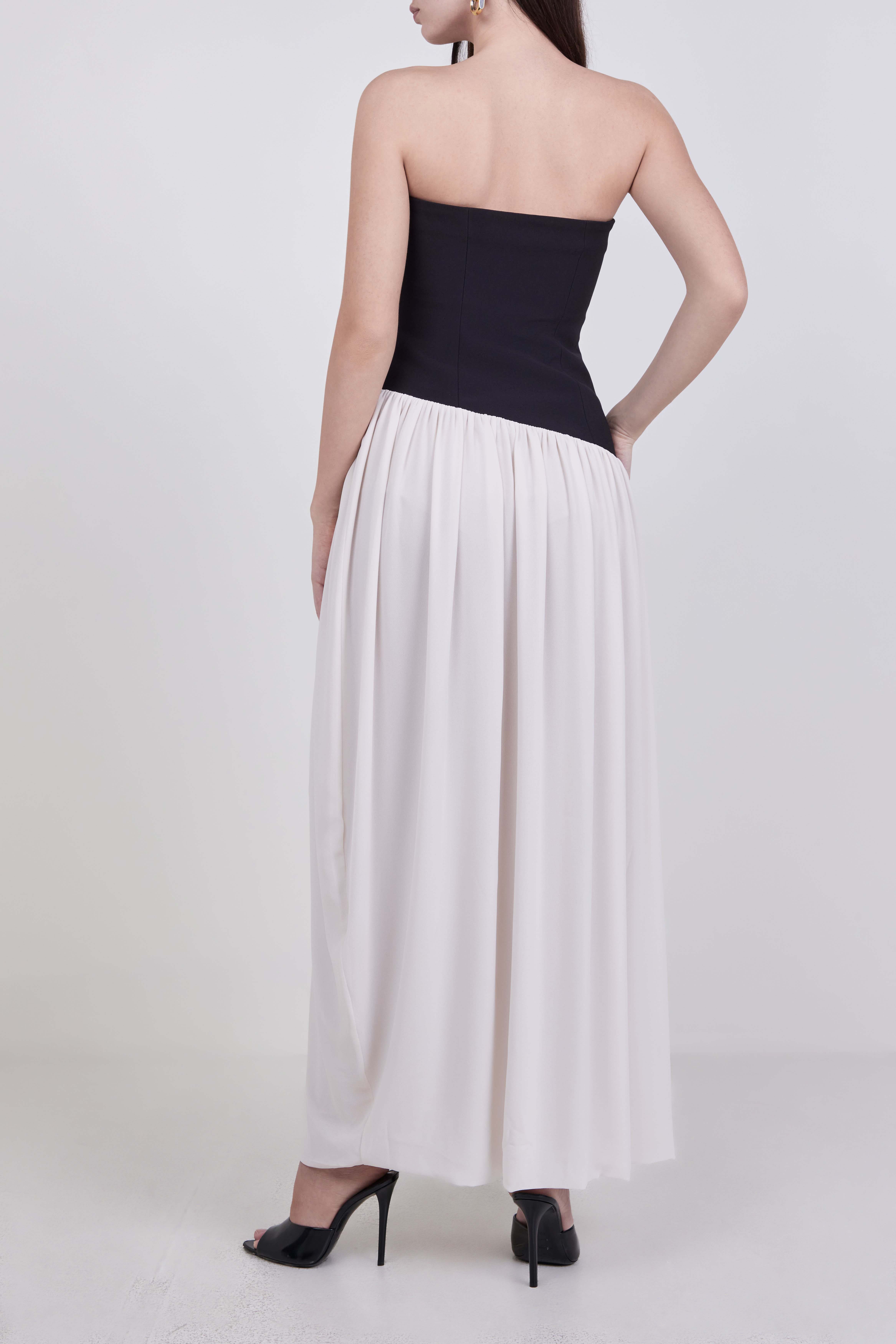 תמונת דוגמן אחורית של שמלת מקסי סטרפלס