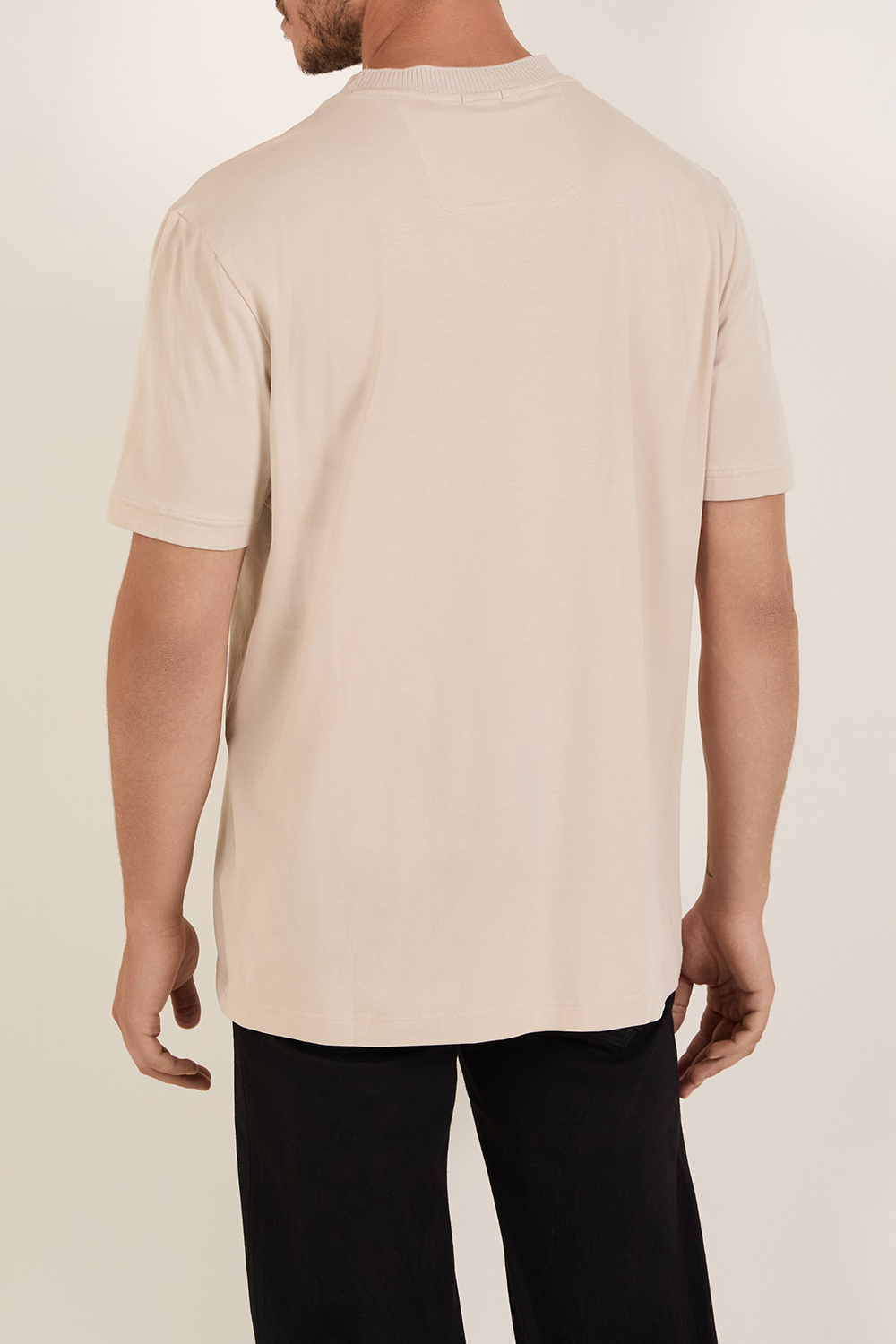 תמונת דוגמן אחורית של חולצת טי