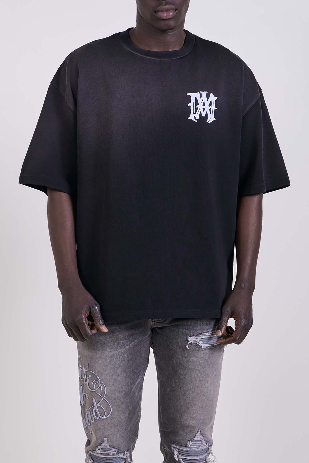 תמונת דוגמן קידמית של חולצת טי בגזרה משוחררת